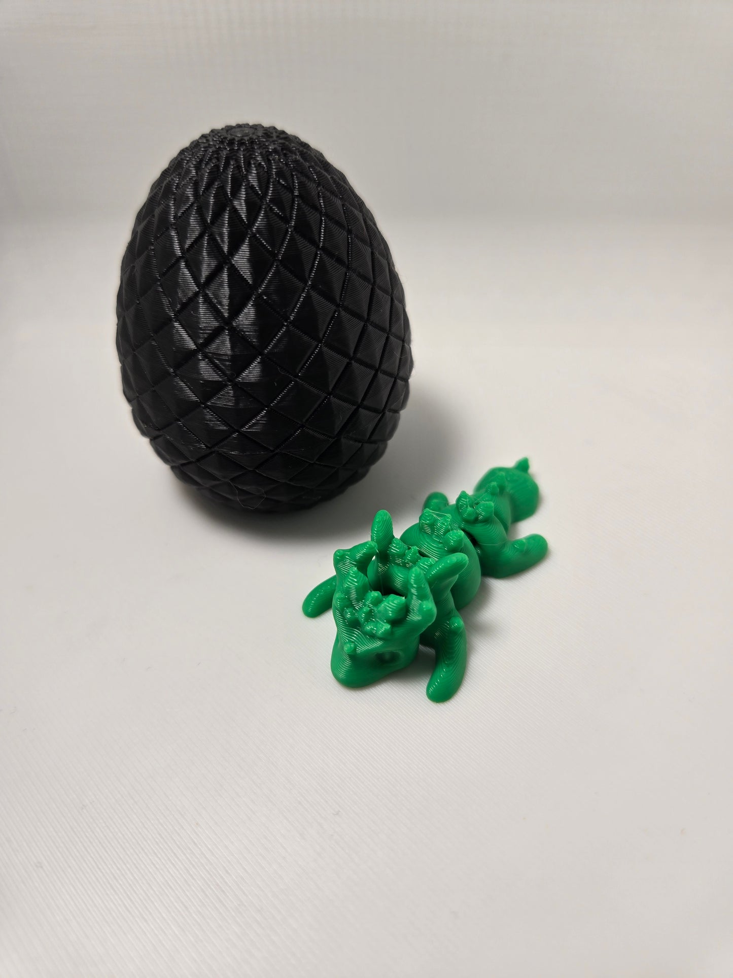 Mini Articulated Dragon with Twist-to-Open Black Dragon Egg – 3D Printed Fantasy Toy, Dragon Gift, Fidget Toy, Desk Decor